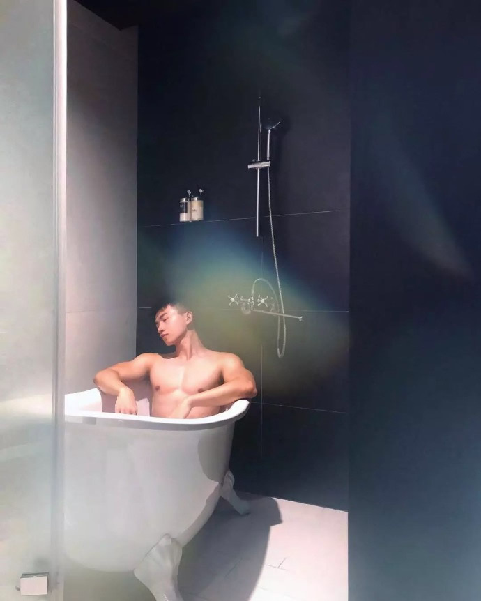 戴眼镜的肌肉帅哥