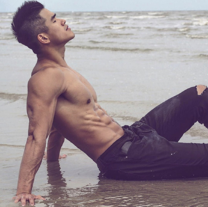 亚裔肌肉男模 Alex Chee