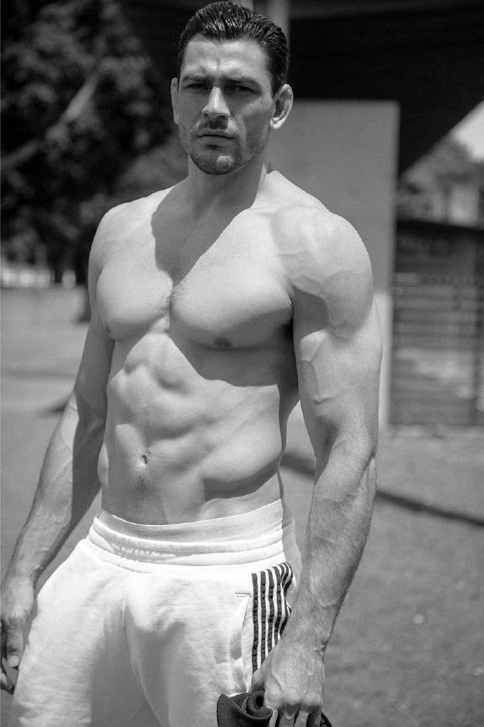 肌肉男模Marcus Galloway by Pat Supsiri