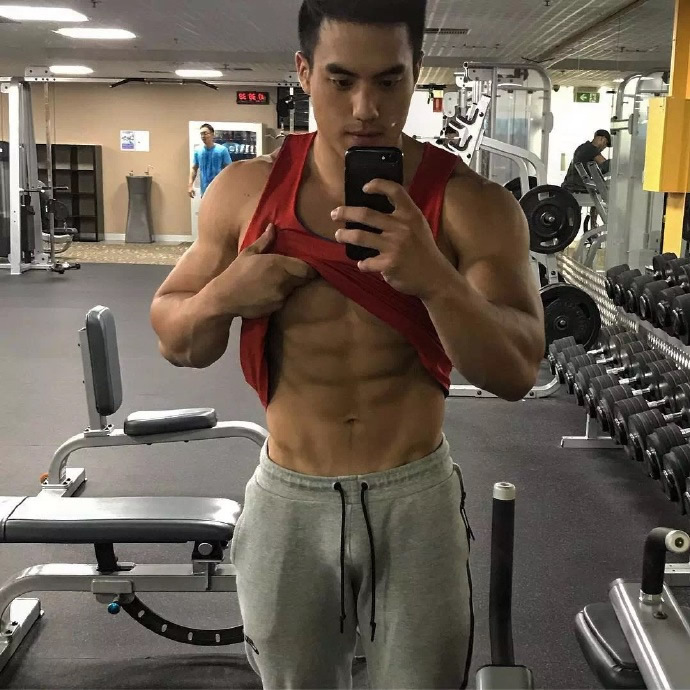 地铁上被抓拍澳大利亚肌肉男华人帅哥