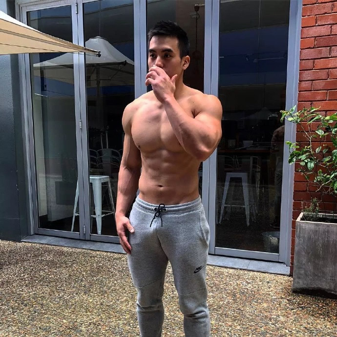 地铁上被抓拍澳大利亚肌肉男华人帅哥
