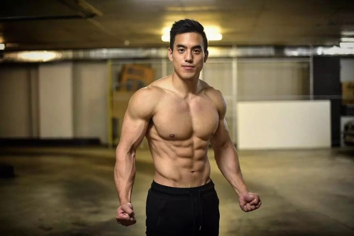 地铁上被抓拍澳大利亚肌肉男华人帅哥