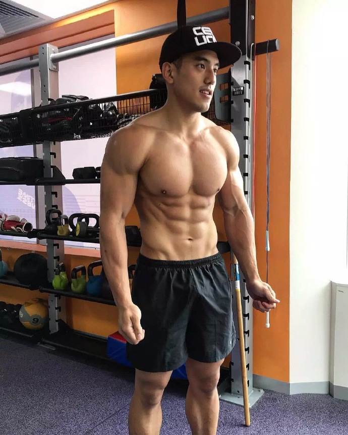 地铁上被抓拍澳大利亚肌肉男华人帅哥