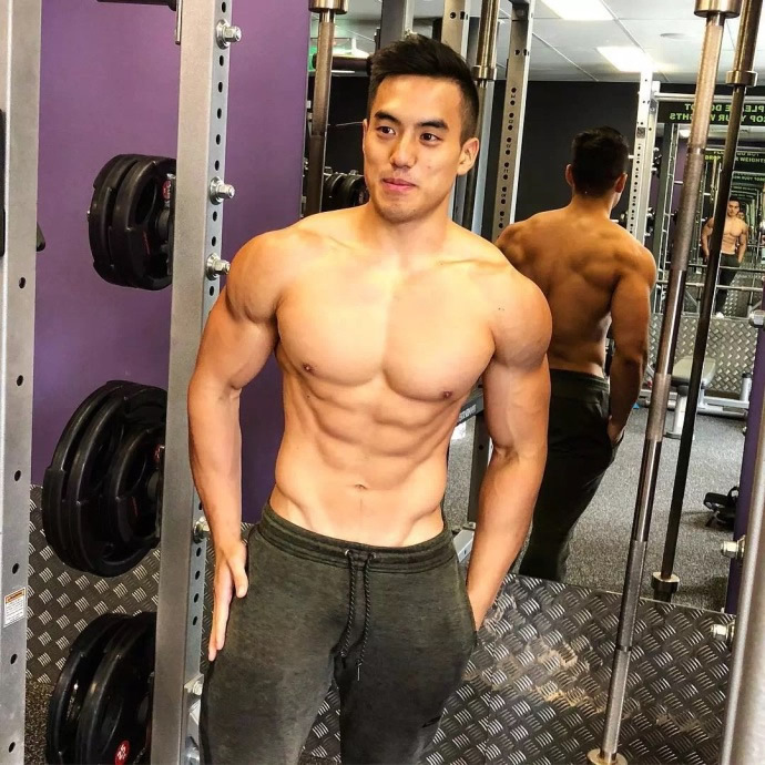 地铁上被抓拍澳大利亚肌肉男华人帅哥