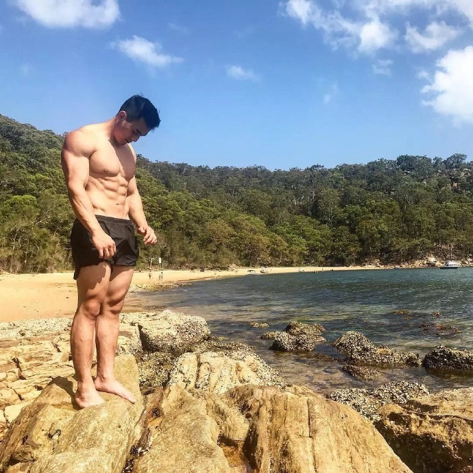 地铁上被抓拍澳大利亚肌肉男华人帅哥