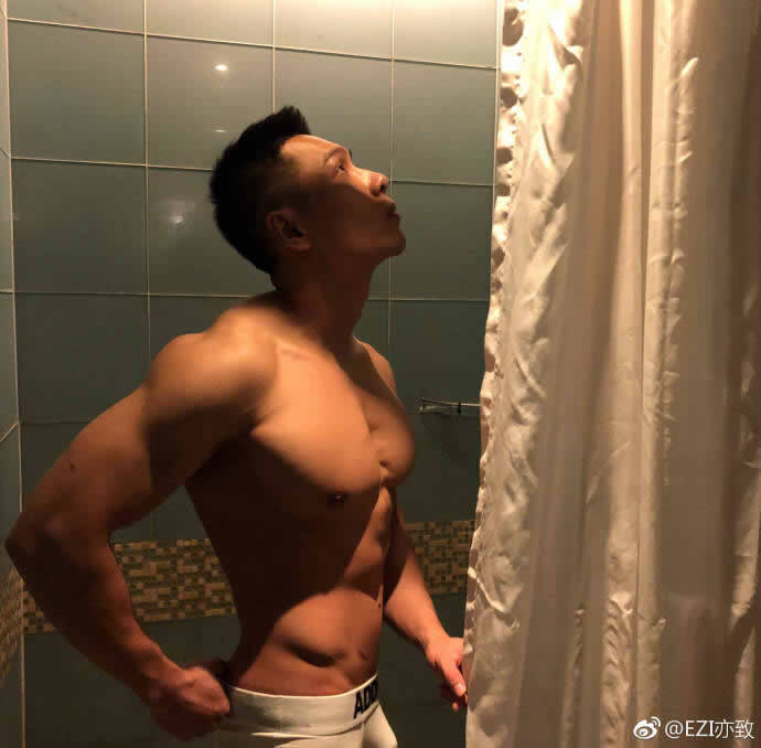 中国肌肉男模帅哥 肌肉天菜EZI亦致