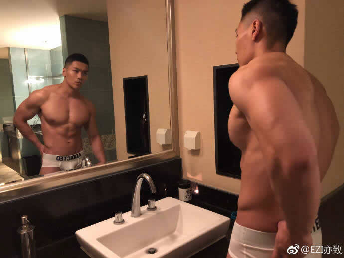 中国肌肉男模帅哥 肌肉天菜EZI亦致