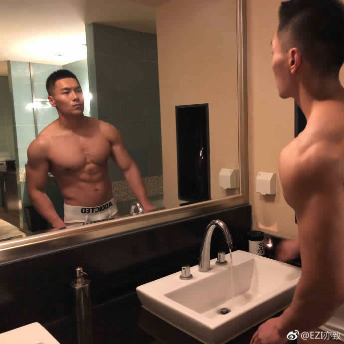 中国肌肉男模帅哥 肌肉天菜EZI亦致