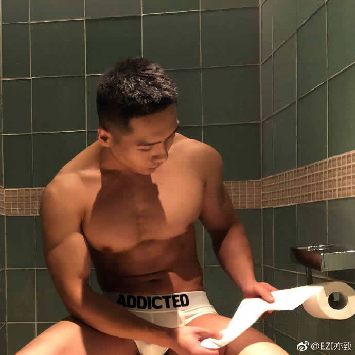 中国肌肉男模帅哥 肌肉天菜EZI亦致