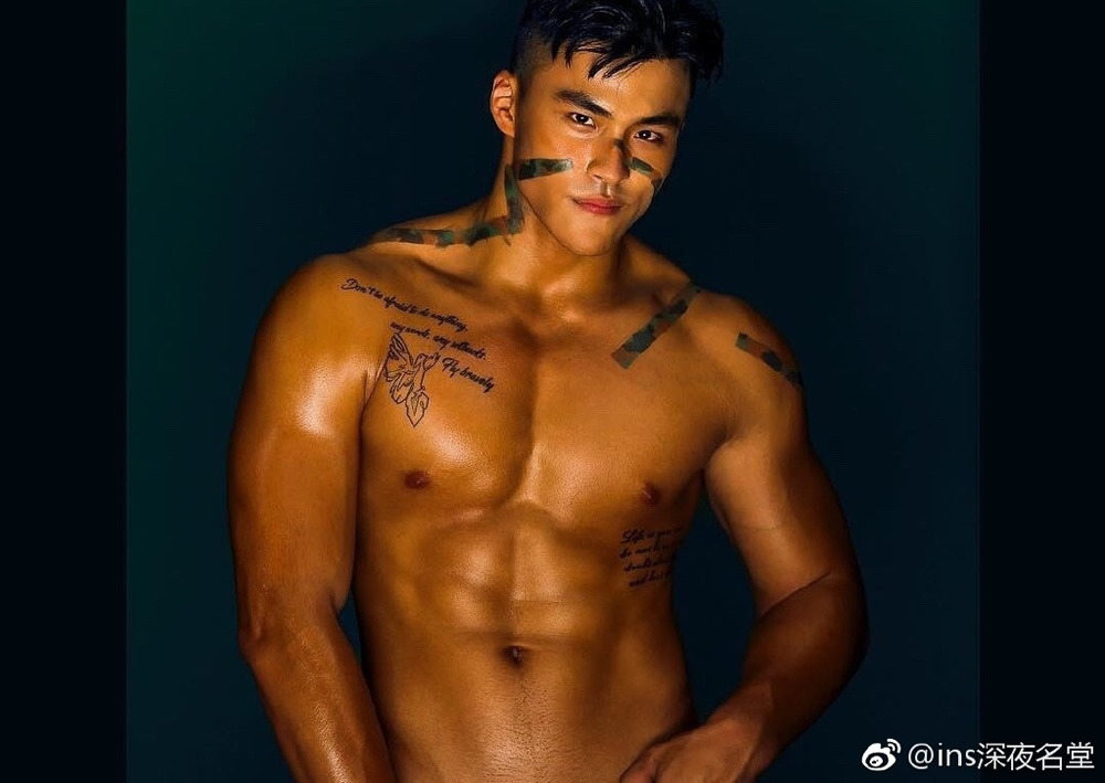 小麦色肌肉男健身教练和高空特技员TerryWang