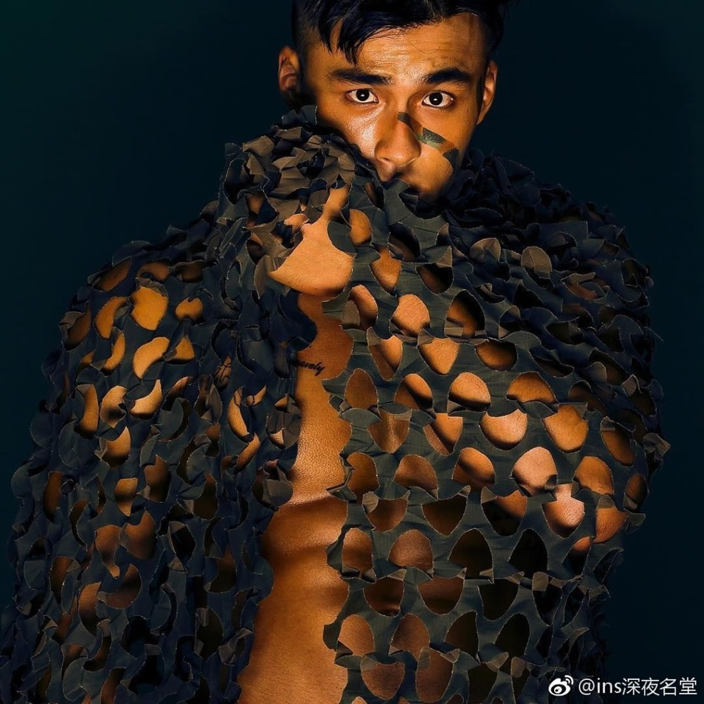 小麦色肌肉男健身教练和高空特技员TerryWang