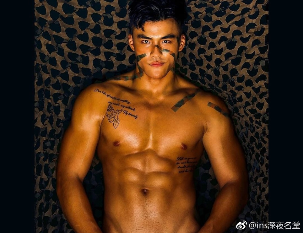 小麦色肌肉男健身教练和高空特技员TerryWang
