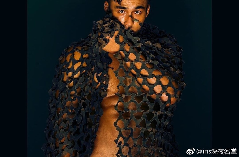 小麦色肌肉男健身教练和高空特技员TerryWang