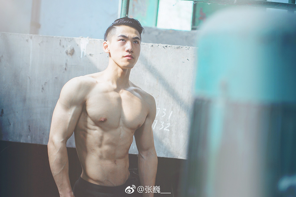 李宁、康比特签约运动员 网络红人张巍