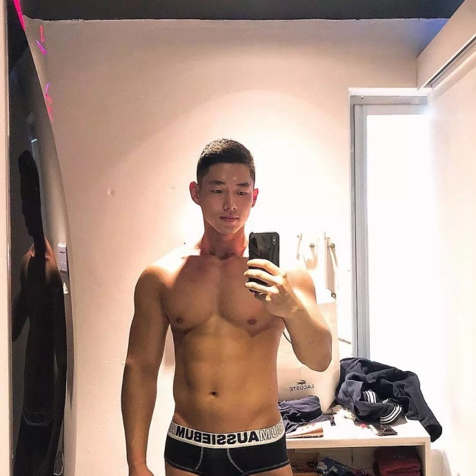 天菜肌肉帅哥，想不想要？小鲜肉肌肉男