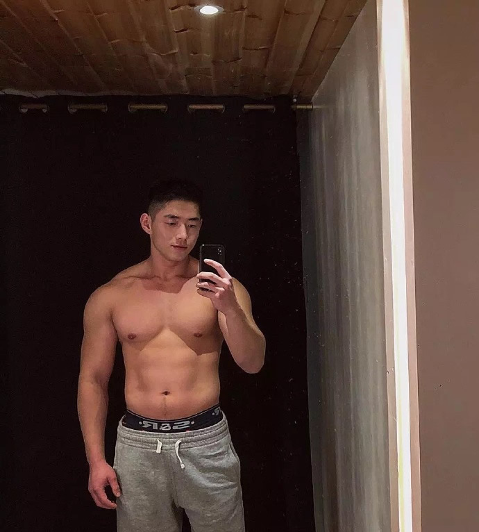 天菜肌肉帅哥，想不想要？小鲜肉肌肉男