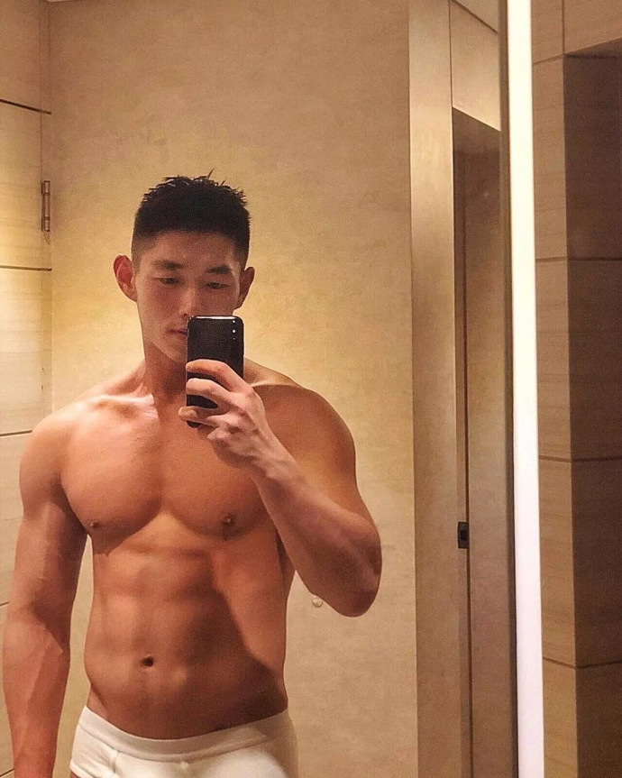天菜肌肉帅哥，想不想要？小鲜肉肌肉男
