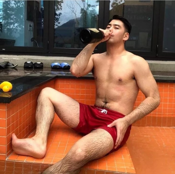 爱笑的单眼皮小眼睛鲜肉帅哥体毛旺盛肌肉男