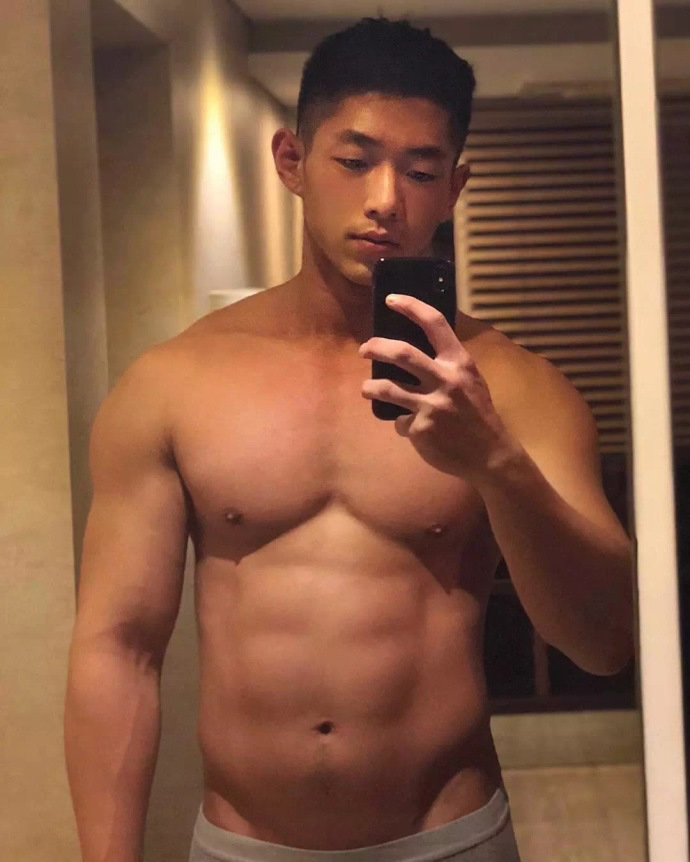 天菜肌肉帅哥，想不想要？小鲜肉肌肉男