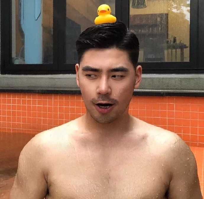 爱笑的单眼皮小眼睛鲜肉帅哥体毛旺盛肌肉男