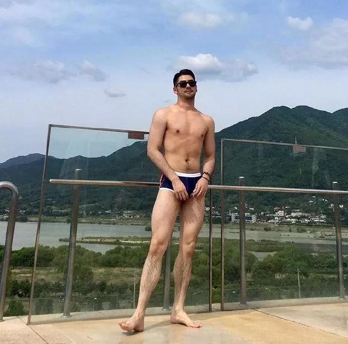 爱笑的单眼皮小眼睛鲜肉帅哥体毛旺盛肌肉男