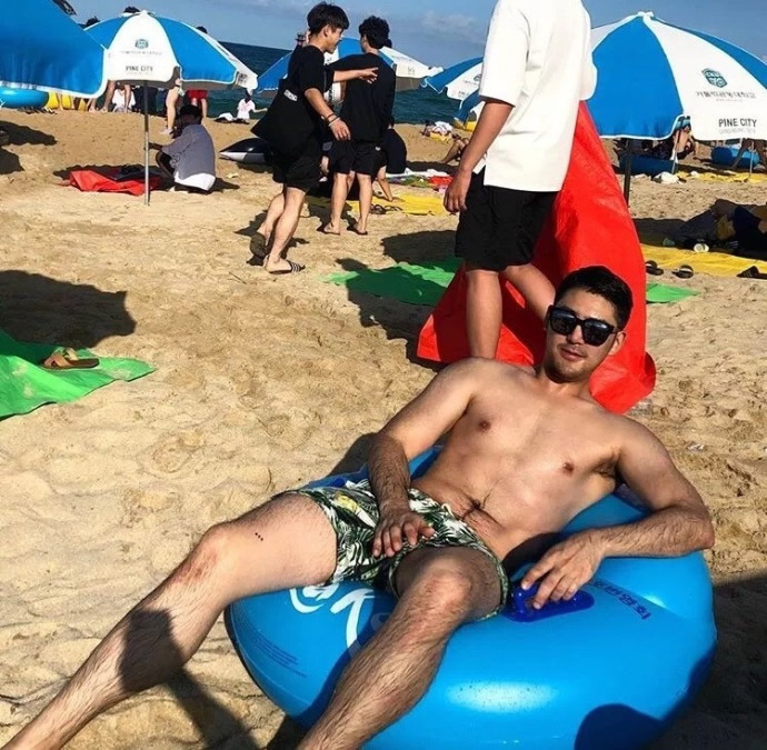 爱笑的单眼皮小眼睛鲜肉帅哥体毛旺盛肌肉男