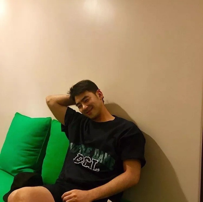 爱笑的单眼皮小眼睛鲜肉帅哥体毛旺盛肌肉男