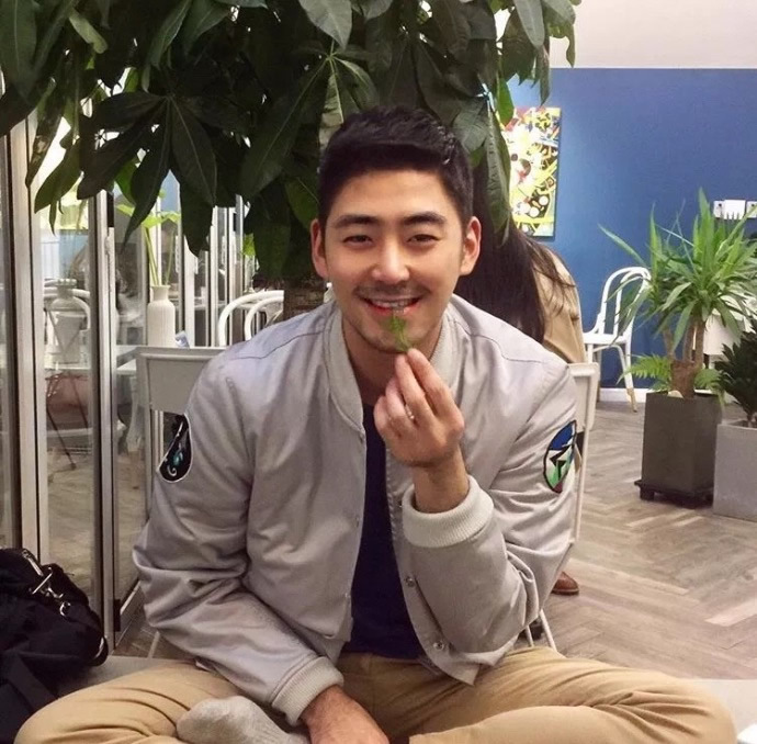 爱笑的单眼皮小眼睛鲜肉帅哥体毛旺盛肌肉男