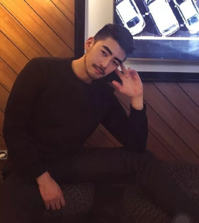 爱笑的单眼皮小眼睛鲜肉帅哥体毛旺盛肌肉男