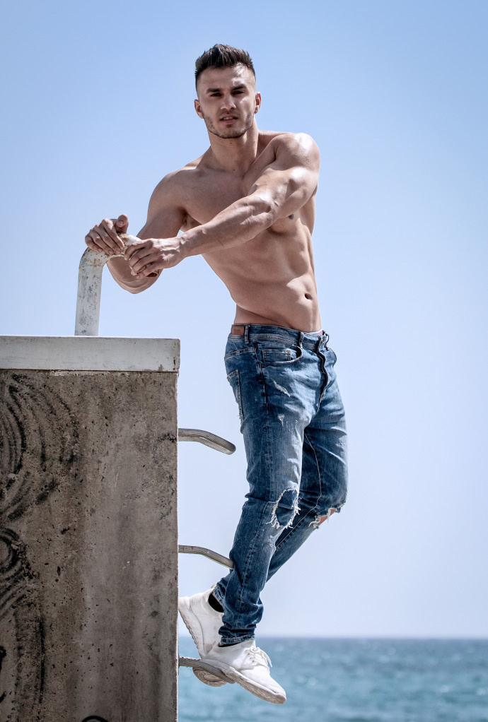 阳光帅气的健身肌肉男模Stefanos Theodorou