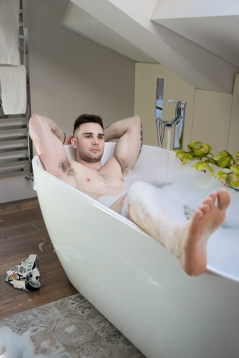 性感肌肉男模Raffaele Giuliani浴室写真