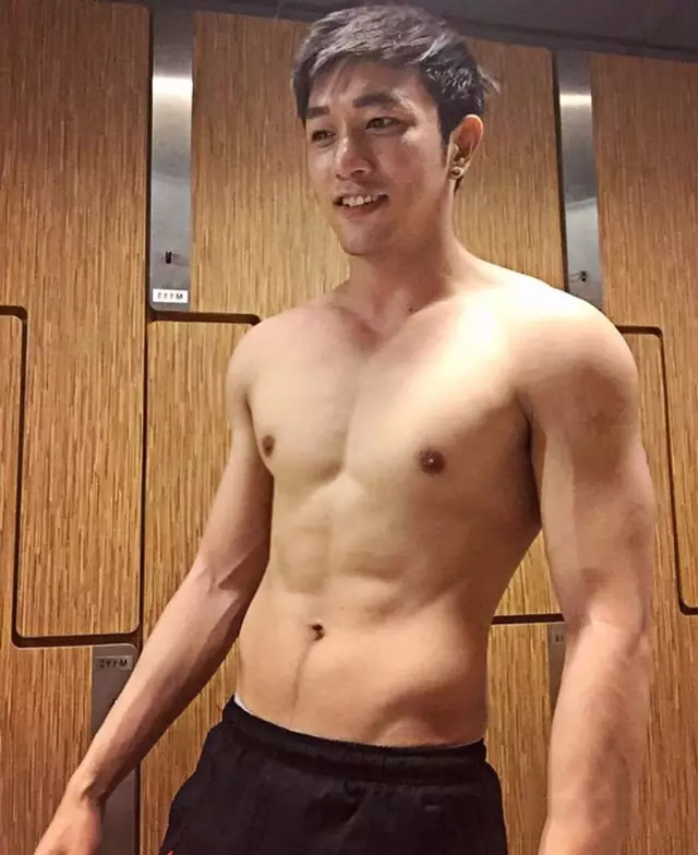 阳光帅气的马拉西亚网红肌肉帅哥浴室自拍