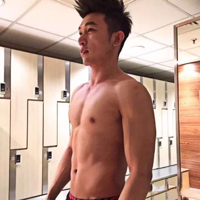 阳光帅气的马拉西亚网红肌肉帅哥浴室自拍