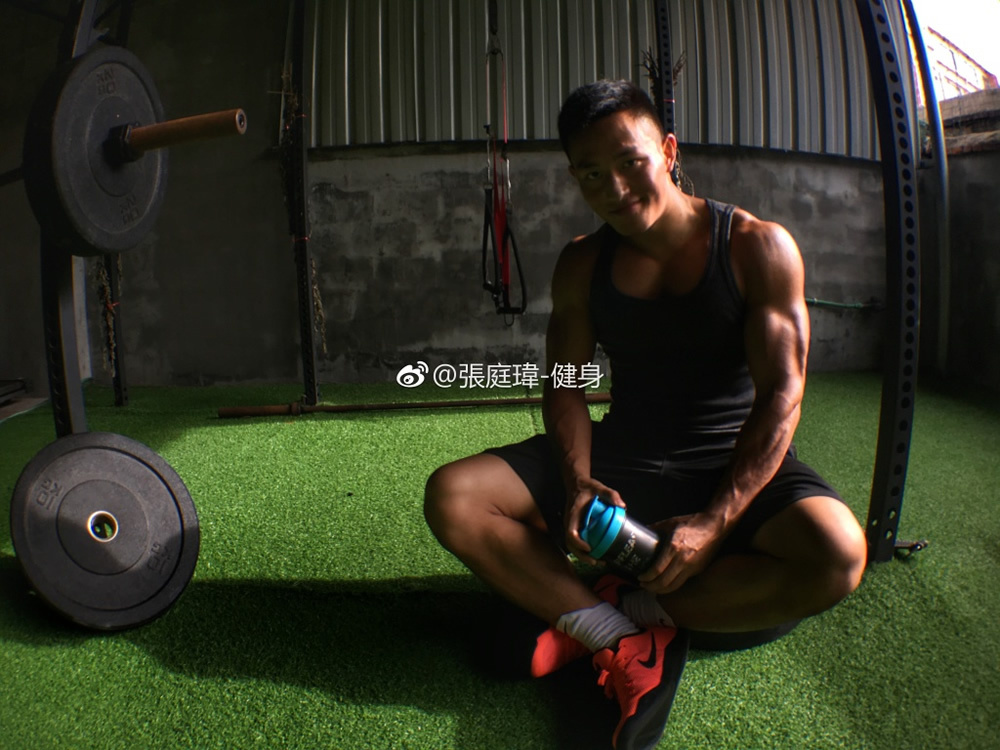 微博网络红人肌肉男 健身肌肉帅哥张庭玮