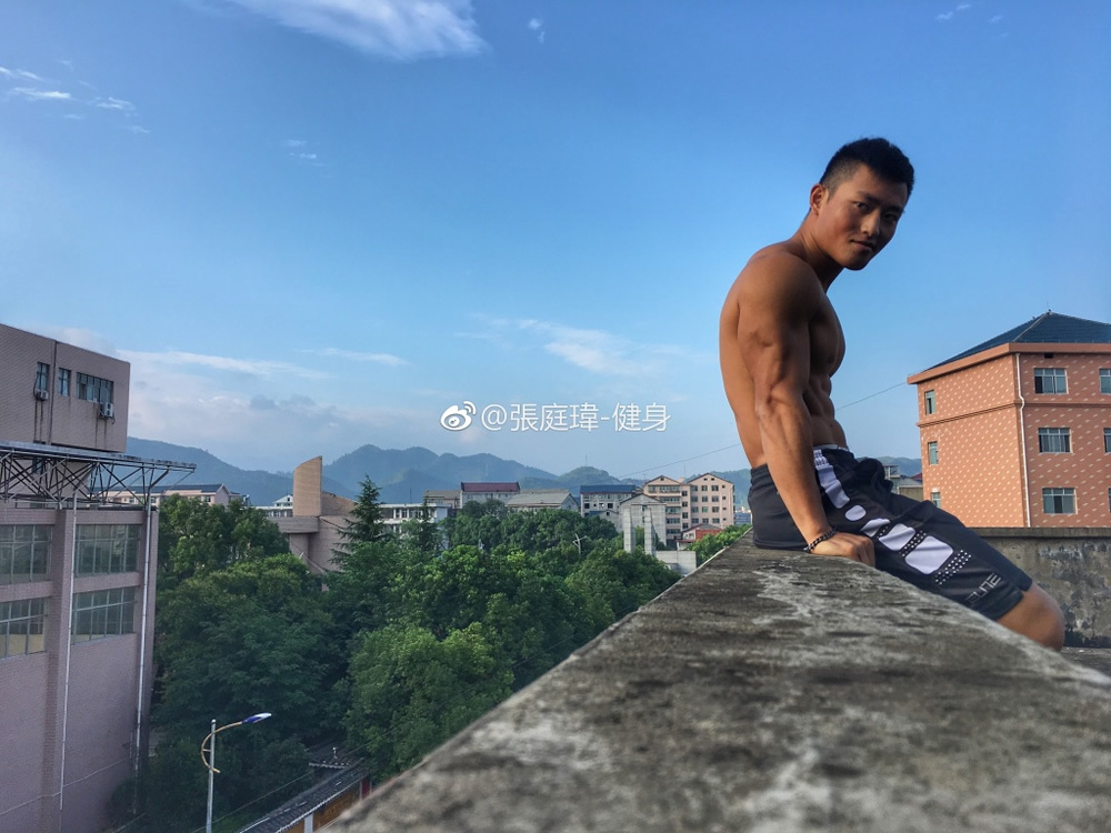 微博网络红人肌肉男 健身肌肉帅哥张庭玮