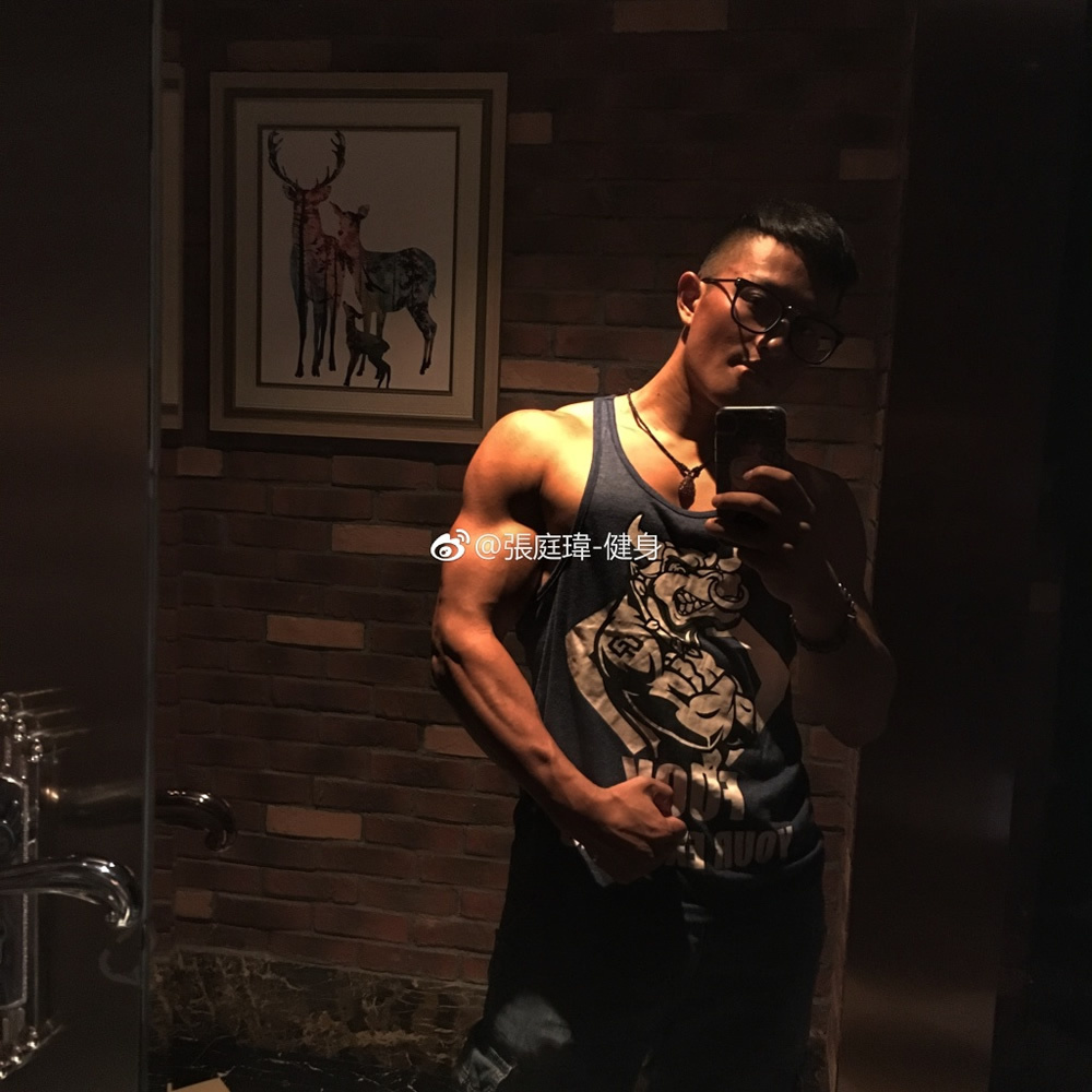 微博网络红人肌肉男 健身肌肉帅哥张庭玮