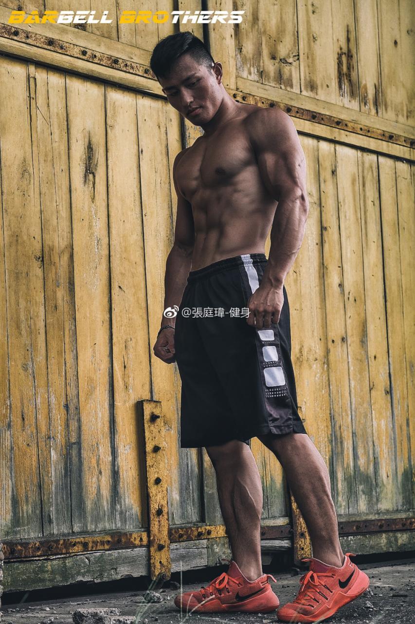 微博网络红人肌肉男 健身肌肉帅哥张庭玮