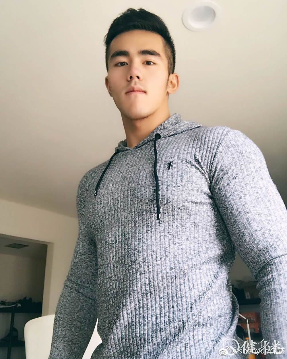 中国国产肌肉帅哥沈越 健身肌肉高颜值44cm臂围