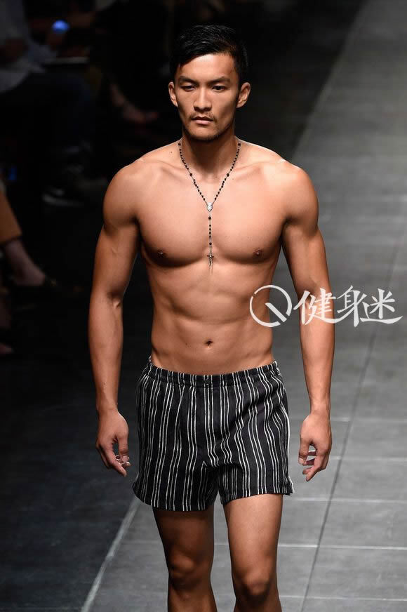 中国超模毛元勋 尽显阳刚男性之性感