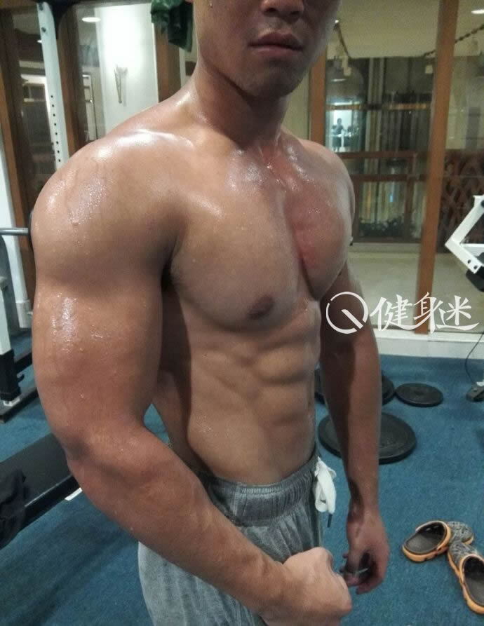广东大学生健身房秀肌肉 在校大学生强健肌肉-大壹博客