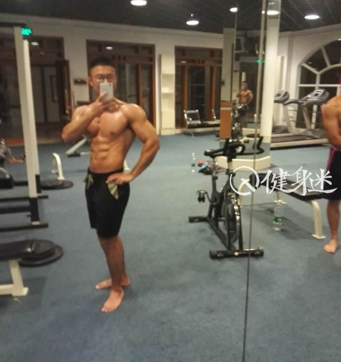 广东大学生健身房秀肌肉 在校大学生强健肌肉