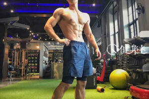 中国健身教练ifitstar夏致阳肌肉 健身房大秀帅气肌肉-大壹博客