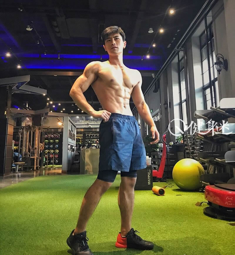 中国健身教练ifitstar夏致阳肌肉 健身房大秀帅气肌肉-大壹博客