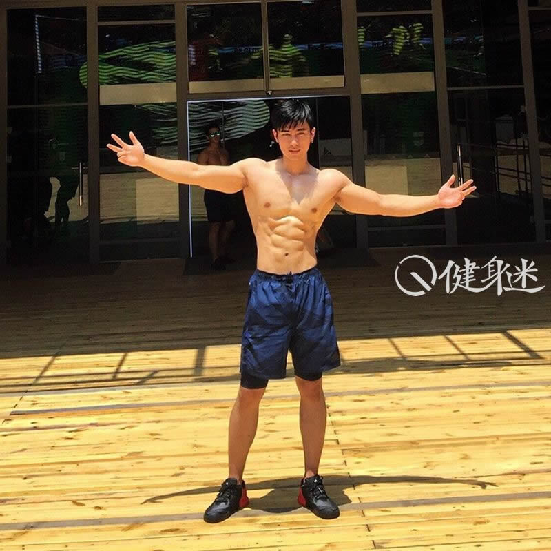 中国健身教练ifitstar夏致阳肌肉 健身房大秀帅气肌肉