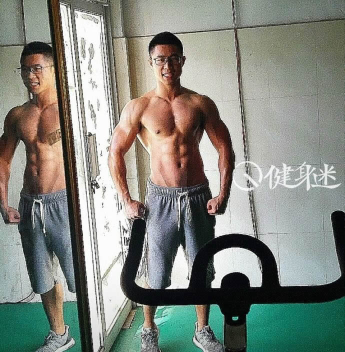 广东大学生健身房秀肌肉 在校大学生强健肌肉