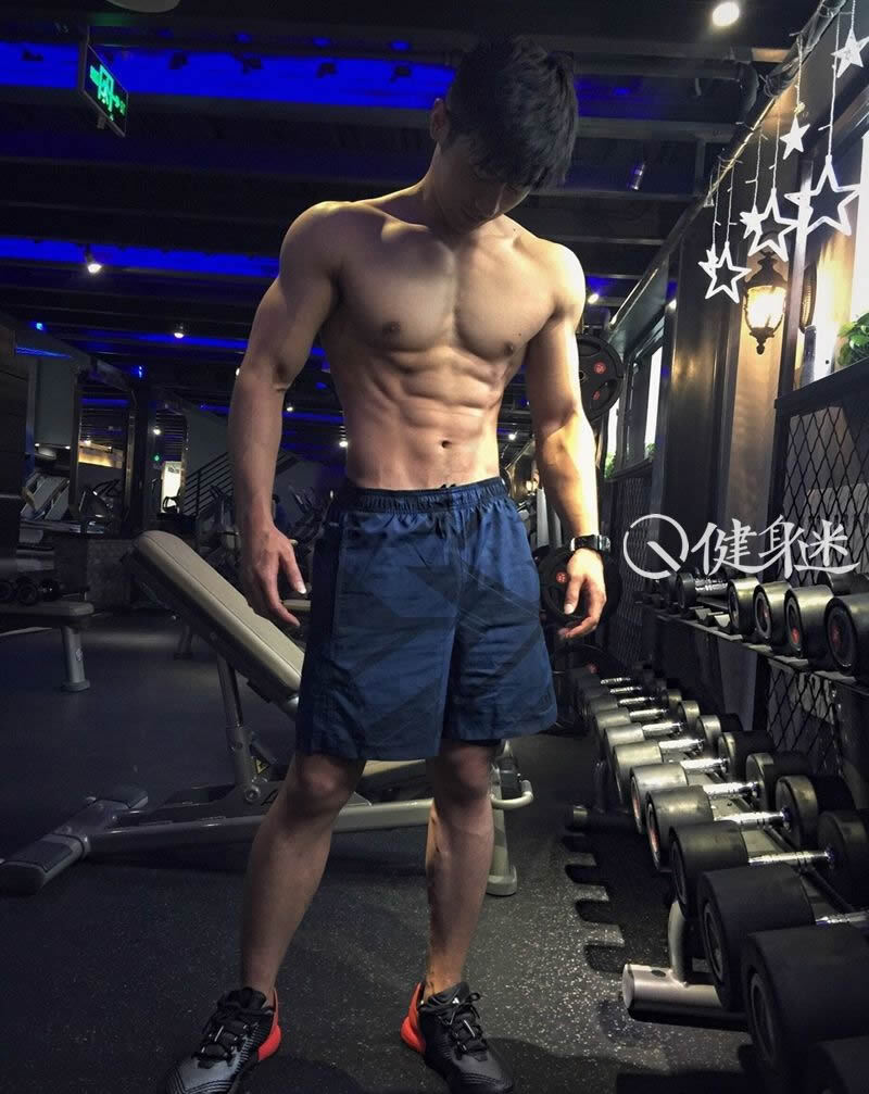 中国健身教练ifitstar夏致阳肌肉 健身房大秀帅气肌肉