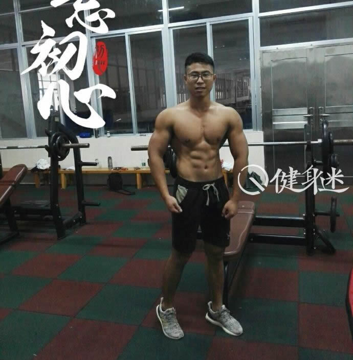 广东大学生健身房秀肌肉 在校大学生强健肌肉