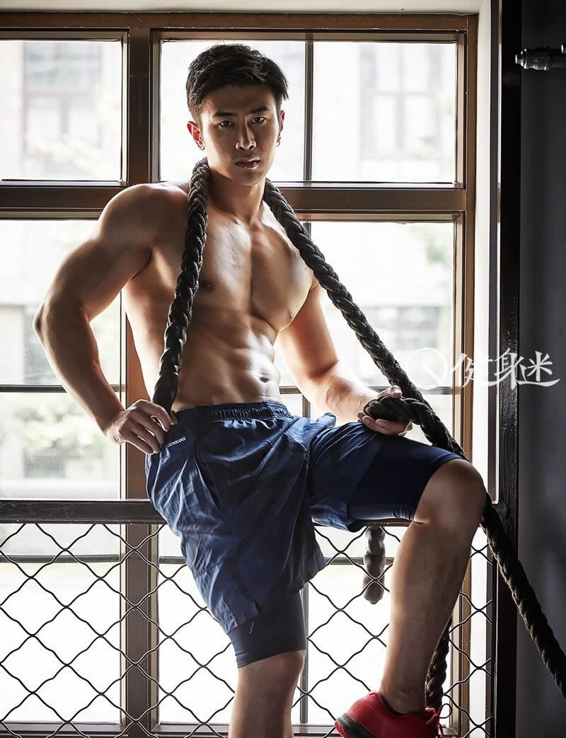 中国健身教练ifitstar夏致阳肌肉 健身房大秀帅气肌肉