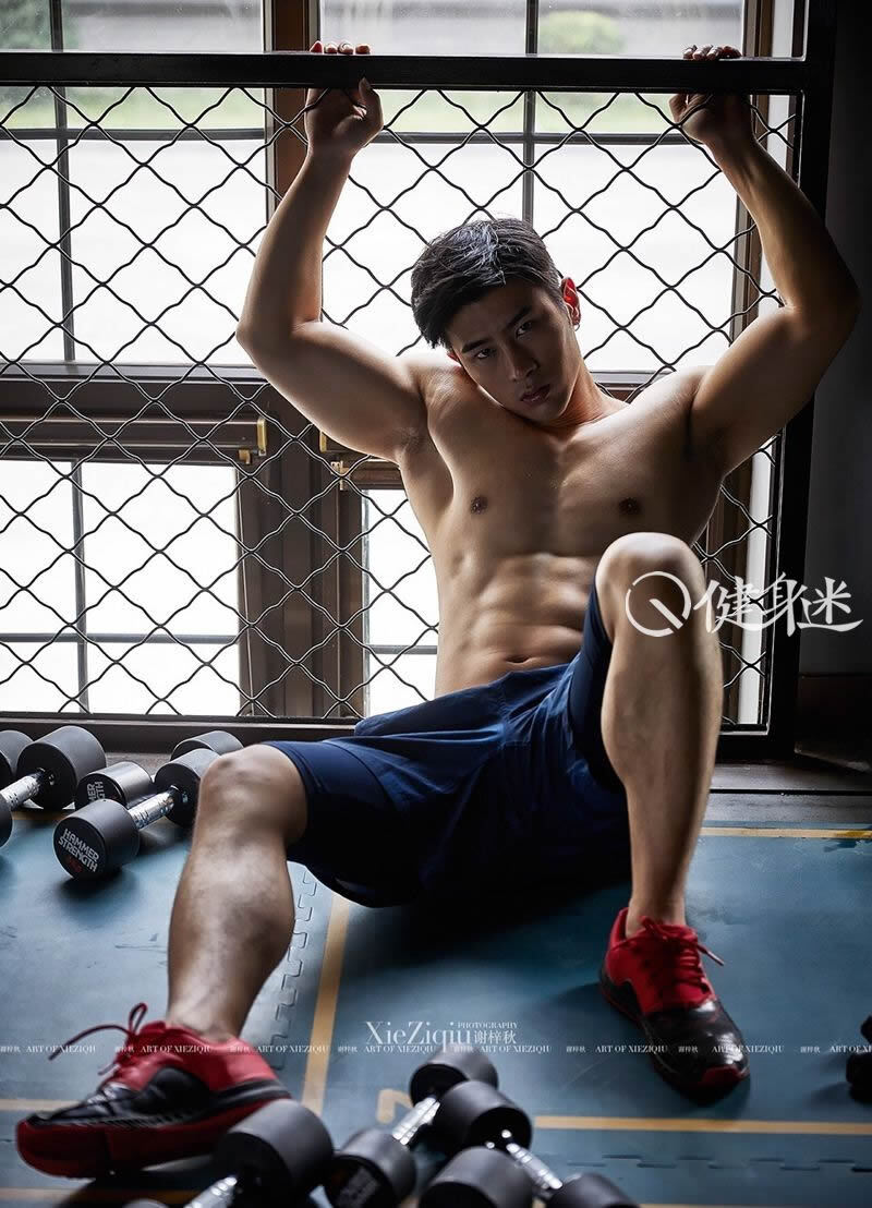 中国健身教练ifitstar夏致阳肌肉 健身房大秀帅气肌肉
