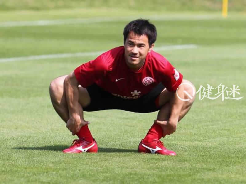 日本足球运动员冈崎慎司大腿肌肉 冈崎慎司臀肌
